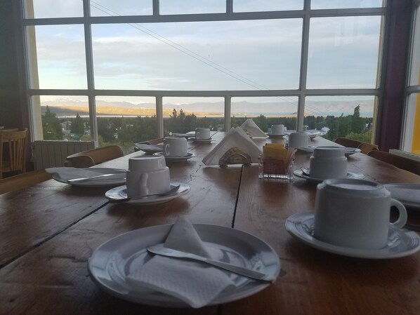 Tägliches inbegriffenes kontinentales Frühstück