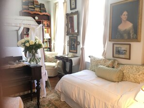 The Library Retreat | Premium bedding, individually decorated, individually furnished - Church Des Artistes Guest House (Kingston)