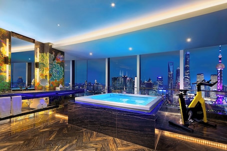 Bañera y ducha independientes, cabezal de ducha tipo lluvia. W Shanghai - The Bund