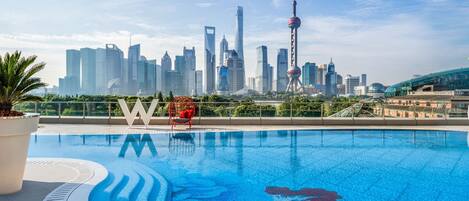 Kolam renang indoor dan kolam renang outdoor musiman