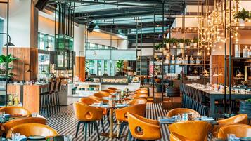 2 restaurantes: opção de café da manhã, almoço e jantar