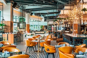 2 restaurantes; se sirven desayunos, comidas, cenas y brunch