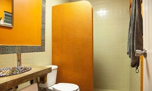 Standard Room, Private Bathroom, Garden View | Bathroom