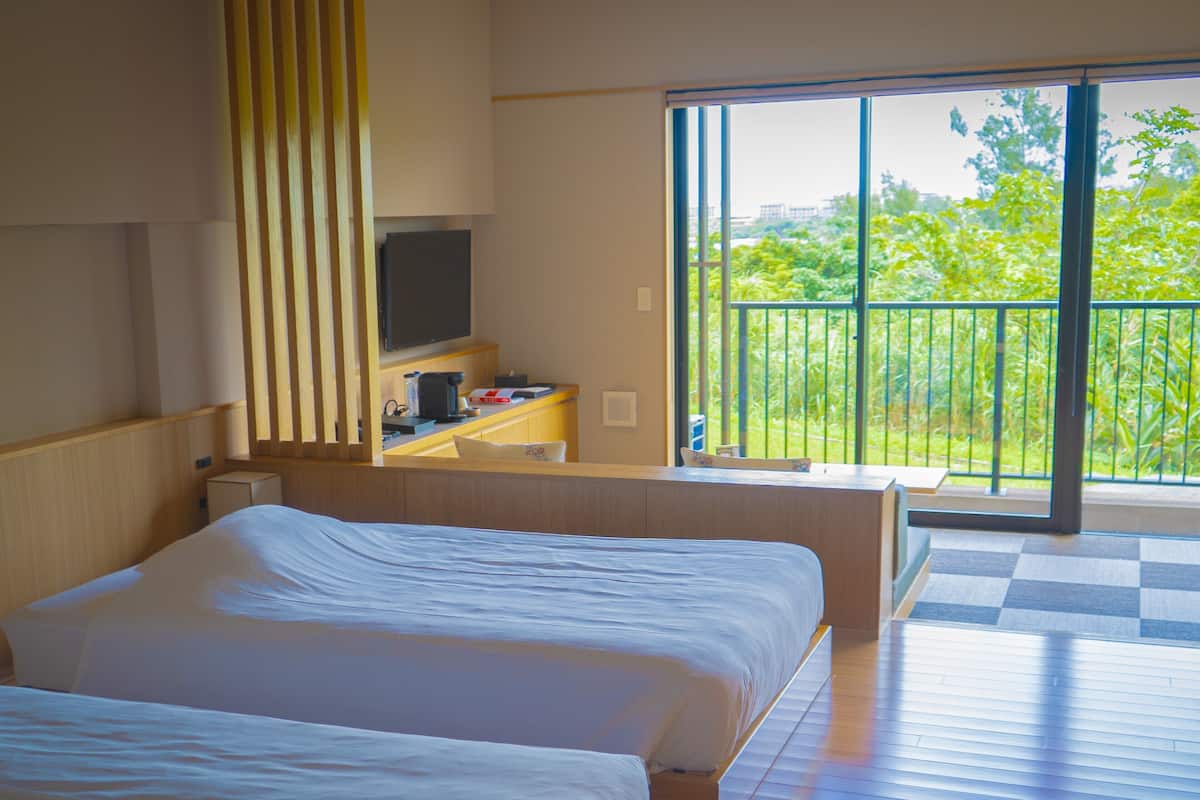 1 kamar tidur, seprai premium, brankas, dan meja kerja