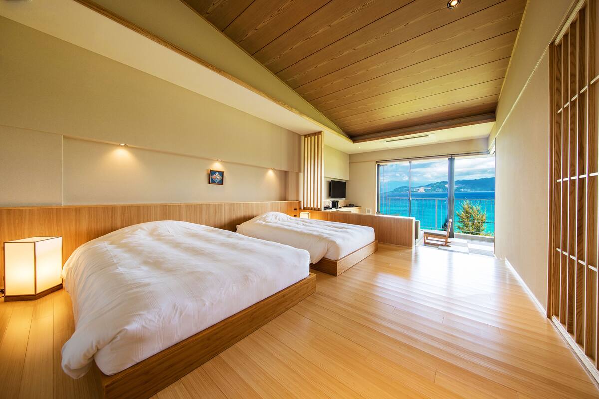 Suite Standar, pemandangan laut | 1 kamar tidur, seprai premium, brankas, dan meja kerja
