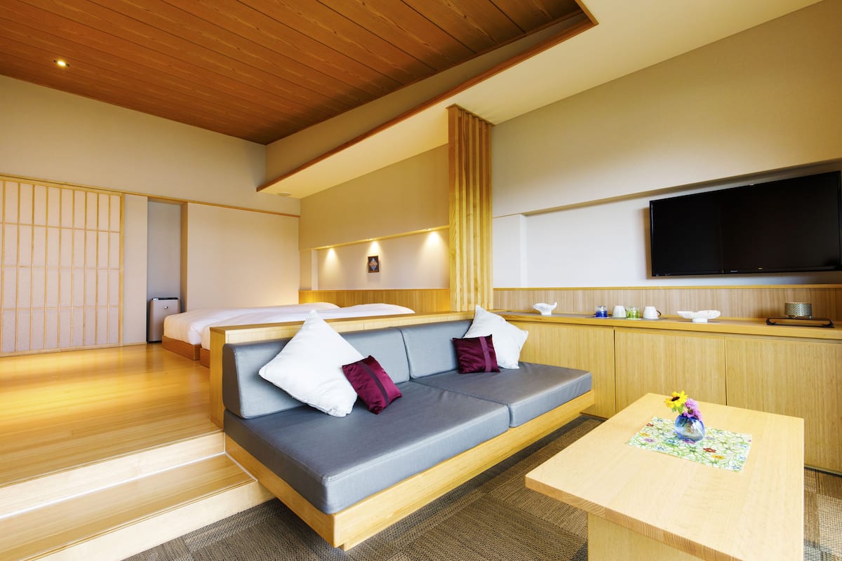 1 kamar tidur, seprai premium, brankas, dan meja kerja