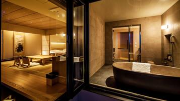 Combined shower/tub, deep soaking tub, designer toiletries, hair dryer