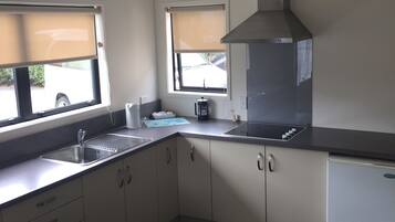 Townhouse, 2 kamar tidur | Dapur kecil pribadi | Microwave, kompor, dan mesin pembuat kopi/teh