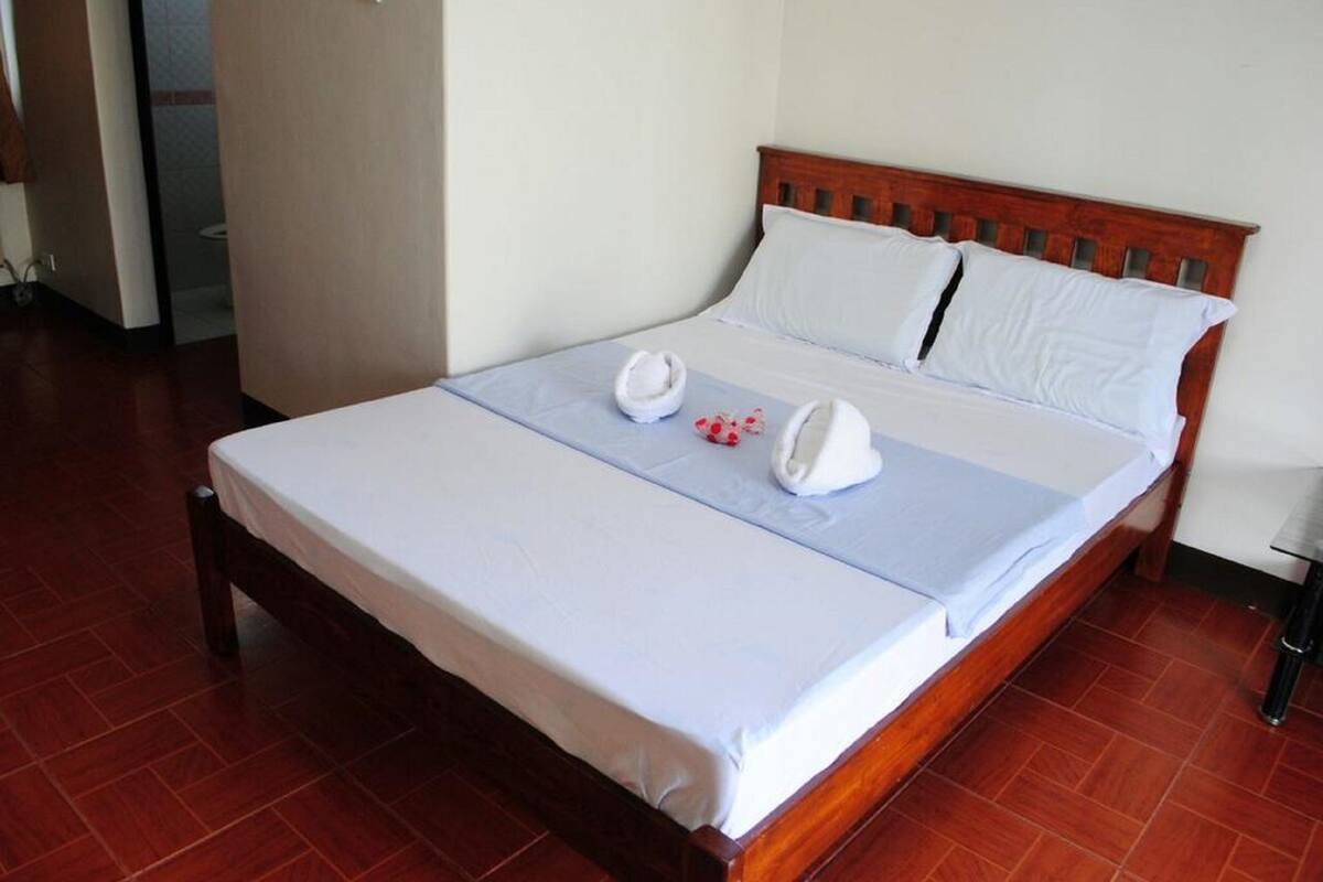 Habitación Deluxe | Escritorio, camas extra y ropa de cama