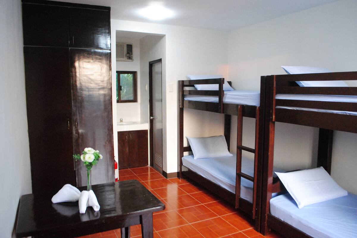 Habitación cuádruple | Escritorio, camas extra y ropa de cama