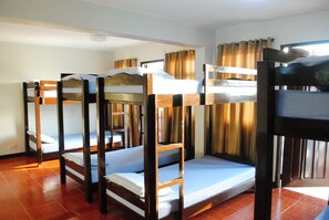 Habitación familiar | Escritorio, camas extra y ropa de cama