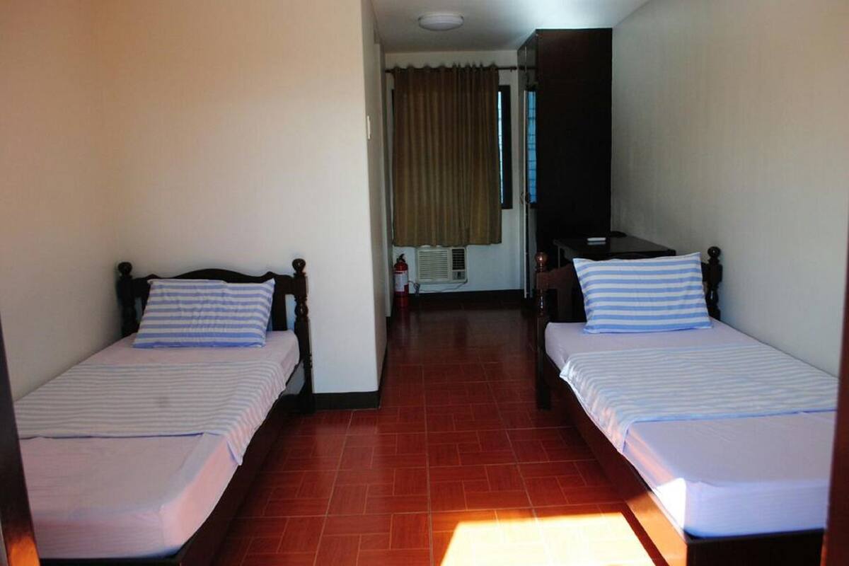 Habitación Deluxe con 2 camas individuales, 2 camas individuales | Escritorio, camas extra y ropa de cama