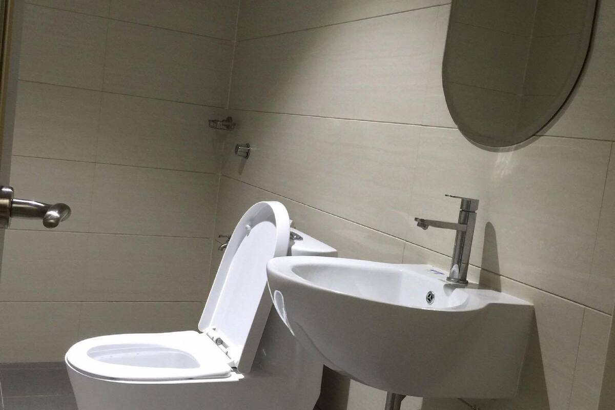 shower, free toiletries, slippers, bidet