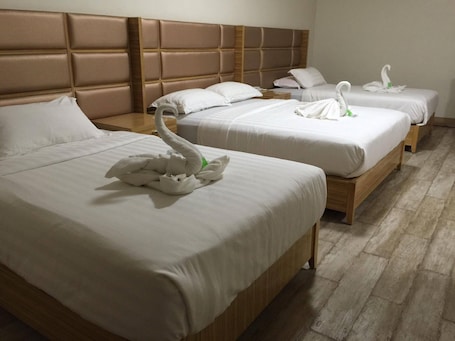 VIP Family Room | Desk, rollaway beds, free WiFi, bed sheets. Meaco Hotel - Solano