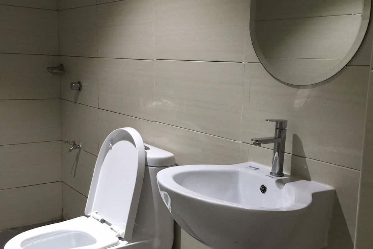 shower, free toiletries, slippers, bidet