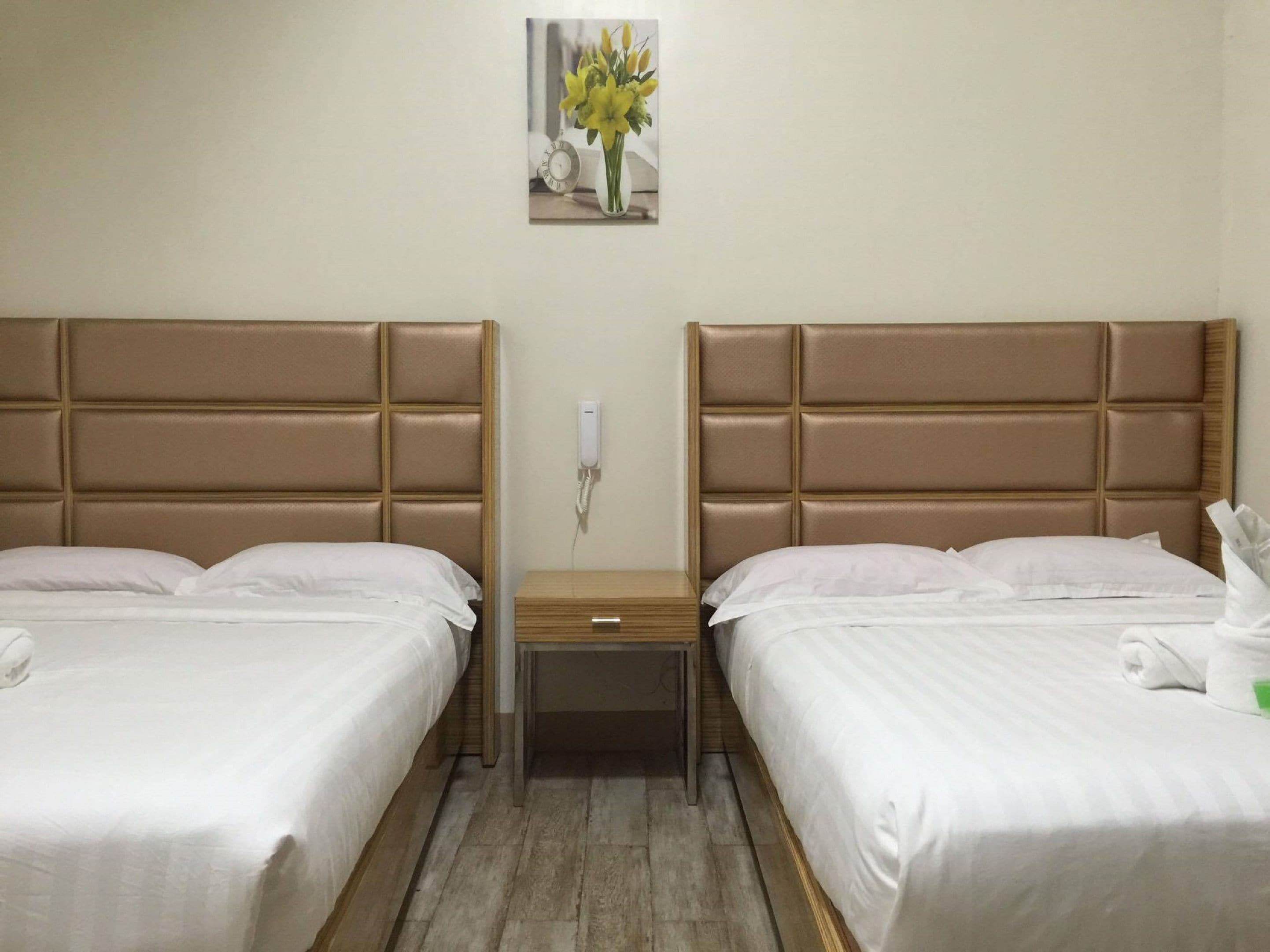 family room | desk, rollaway beds, free wifi, bed sheets