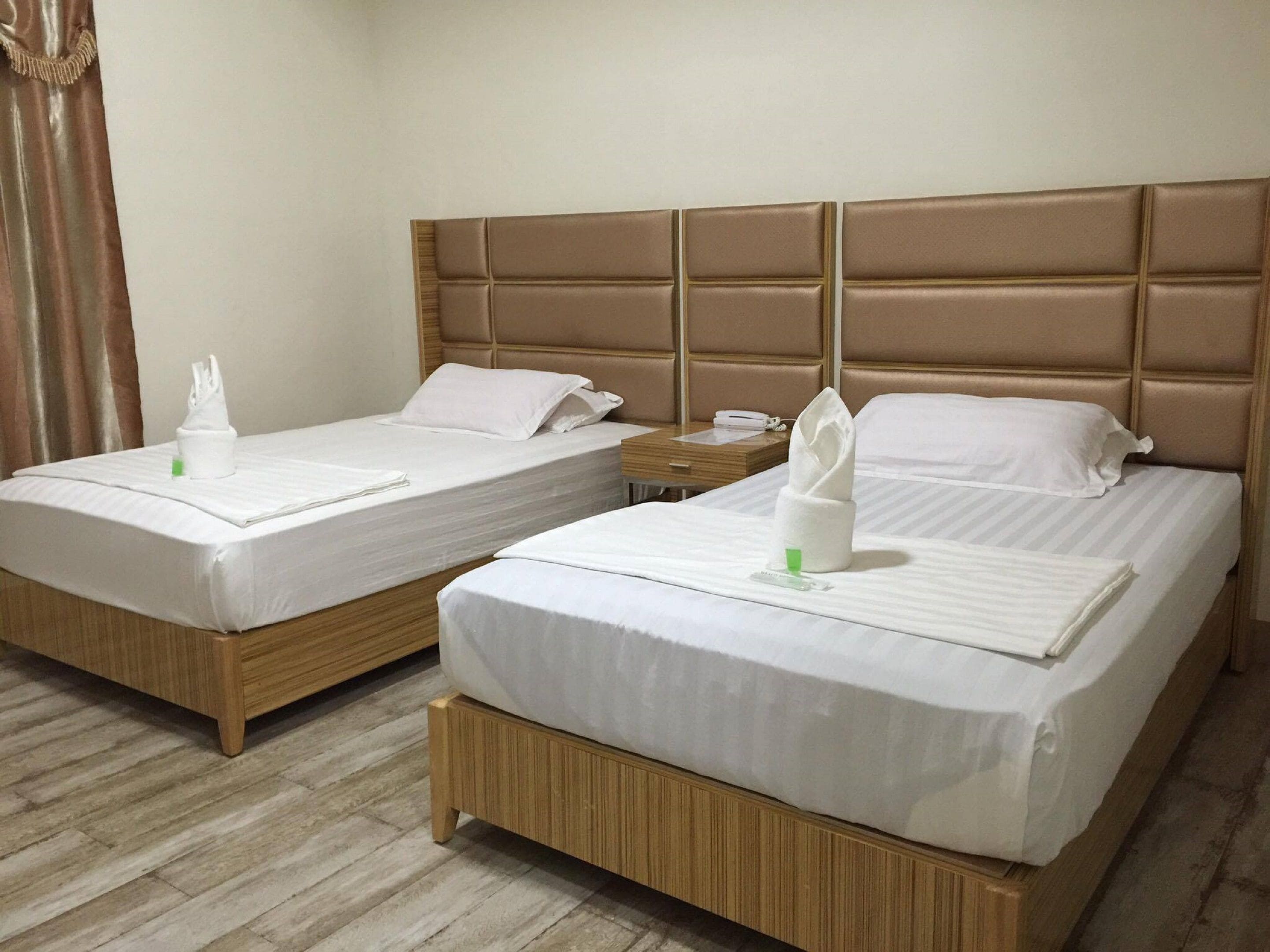 deluxe twin room | desk, rollaway beds, free wifi, bed sheets