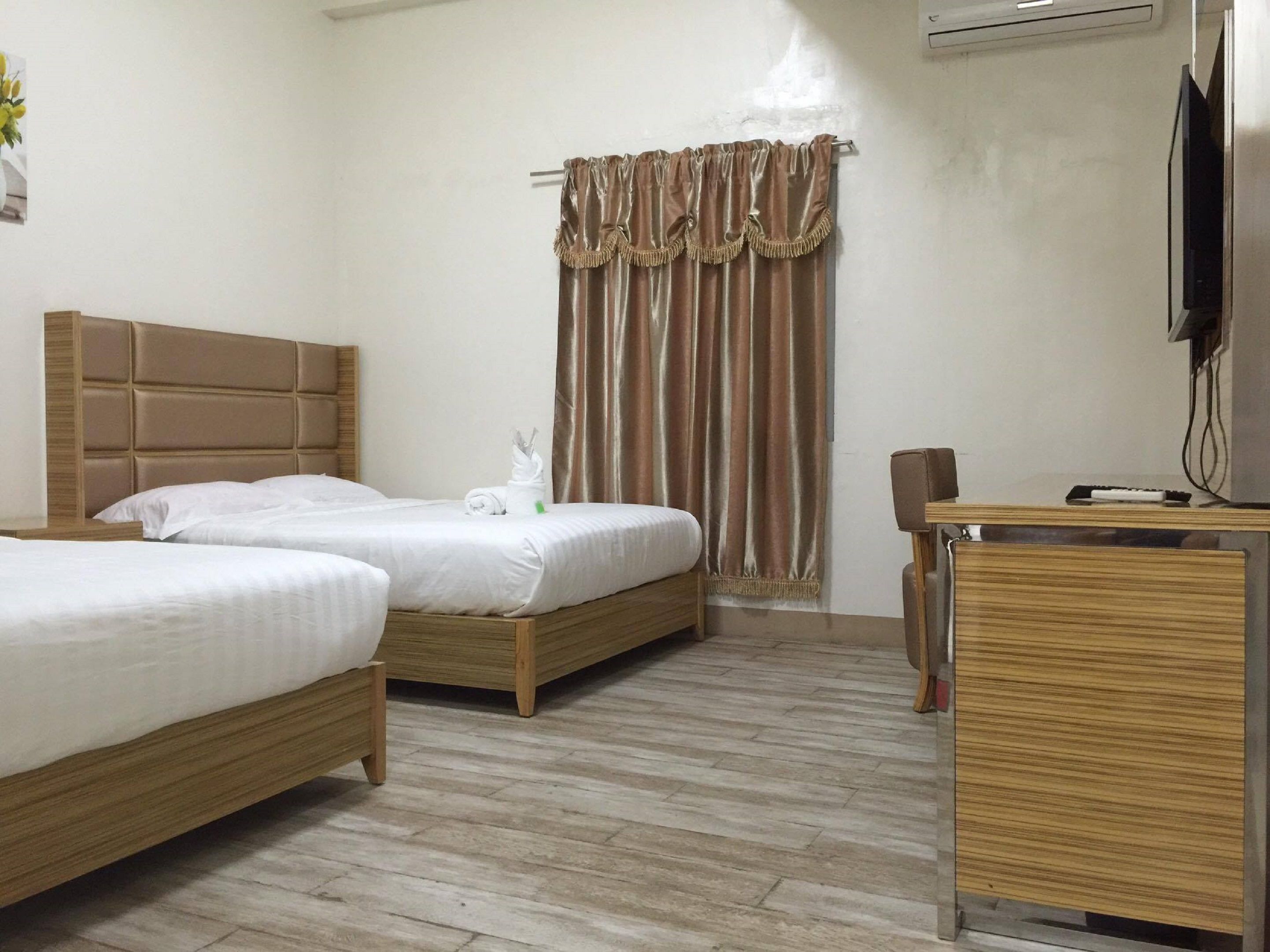 family room | desk, rollaway beds, free wifi, bed sheets