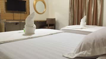 Habitación Deluxe con 2 camas individuales | Escritorio, camas supletorias, wifi gratis y ropa de cama