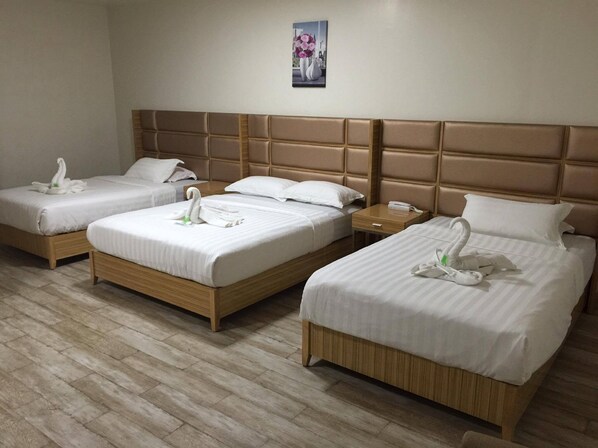 VIP Family Room | Desk, rollaway beds, free WiFi, bed sheets - Meaco Hotel - Solano (Solano)