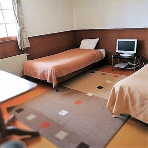Habitación estándar, baño compartido | Escritorio, camas extra y wifi gratis