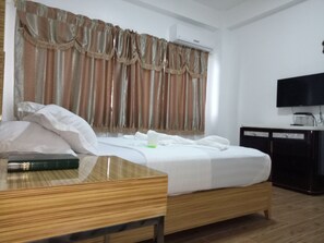 Desk, bed sheets - Meaco Hotel - Anilao (Mabini)