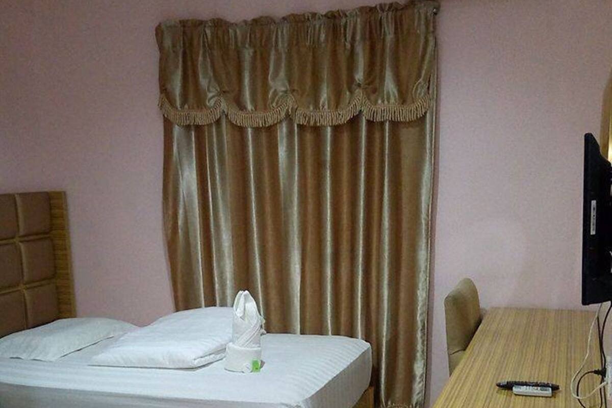 Desk, bed sheets