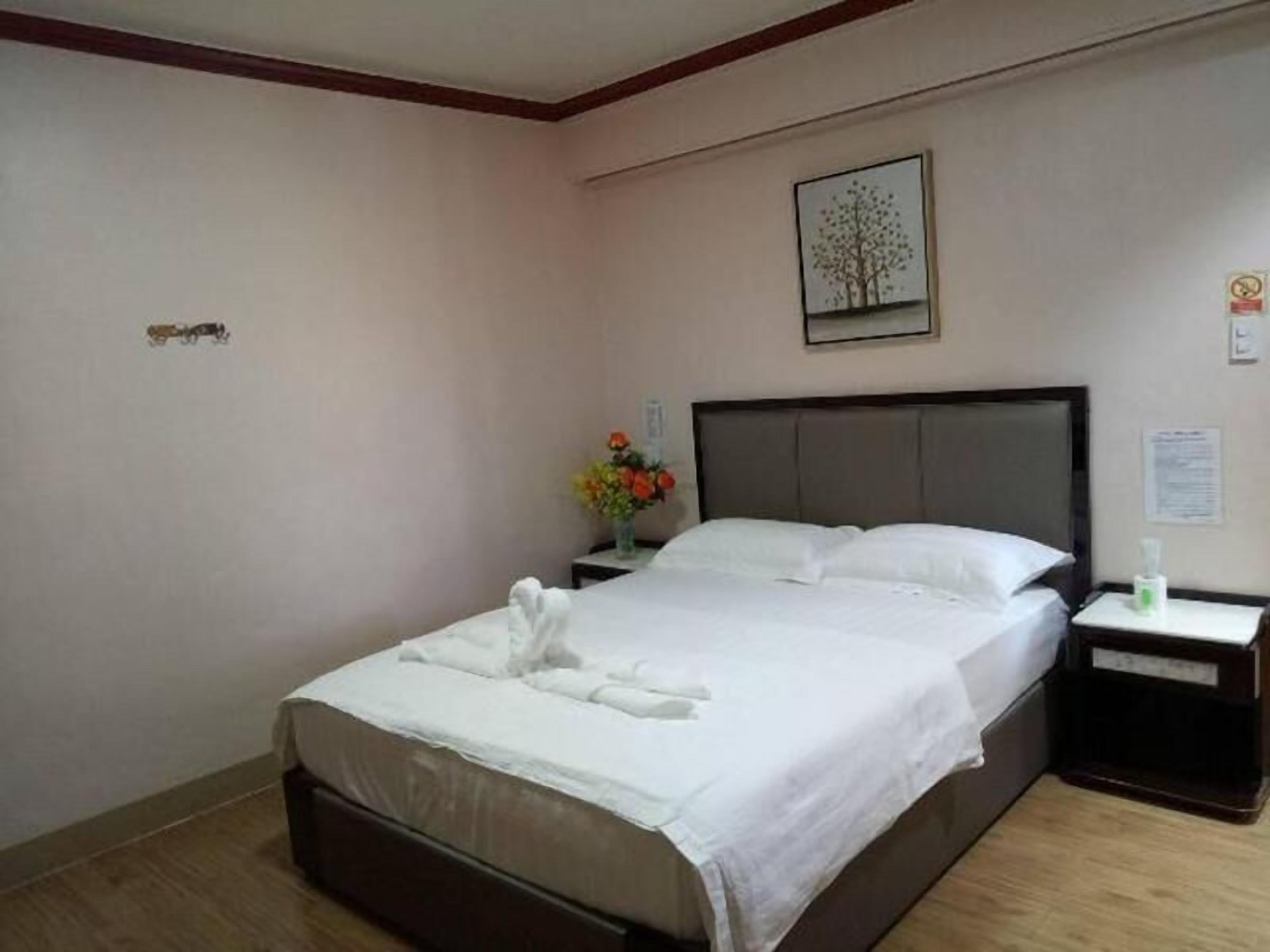 Skrivbord, extrasängar och sängkläder