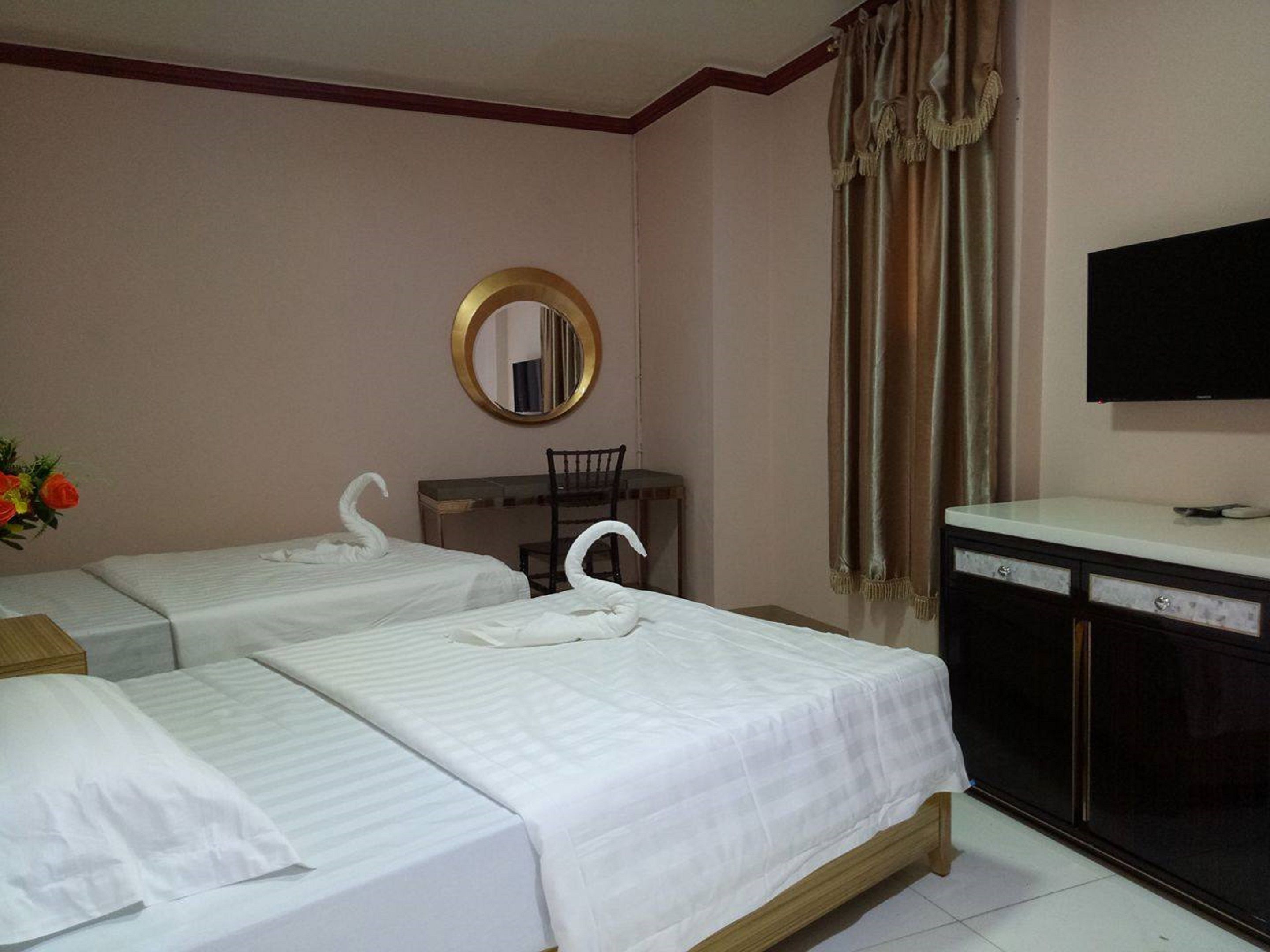 Twin Deluxe Room | Desk, rollaway beds, bed sheets