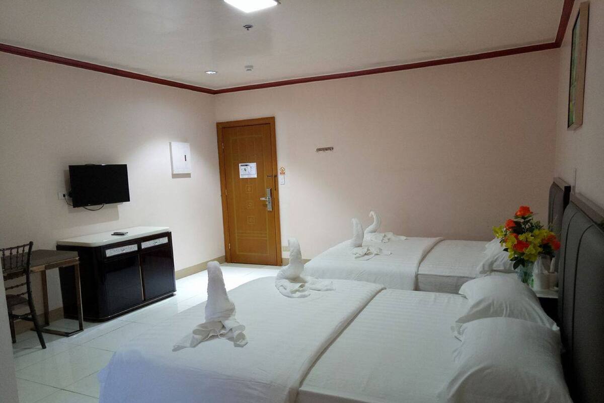 Habitación familiar | Escritorio, camas supletorias, ropa de cama