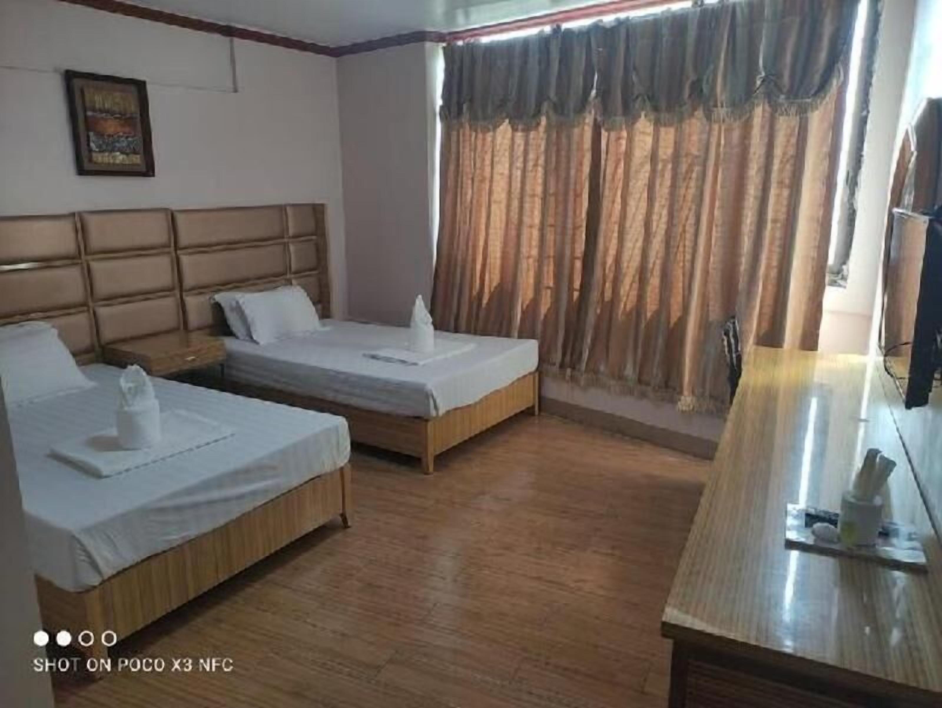 Skrivbord, extrasängar och sängkläder