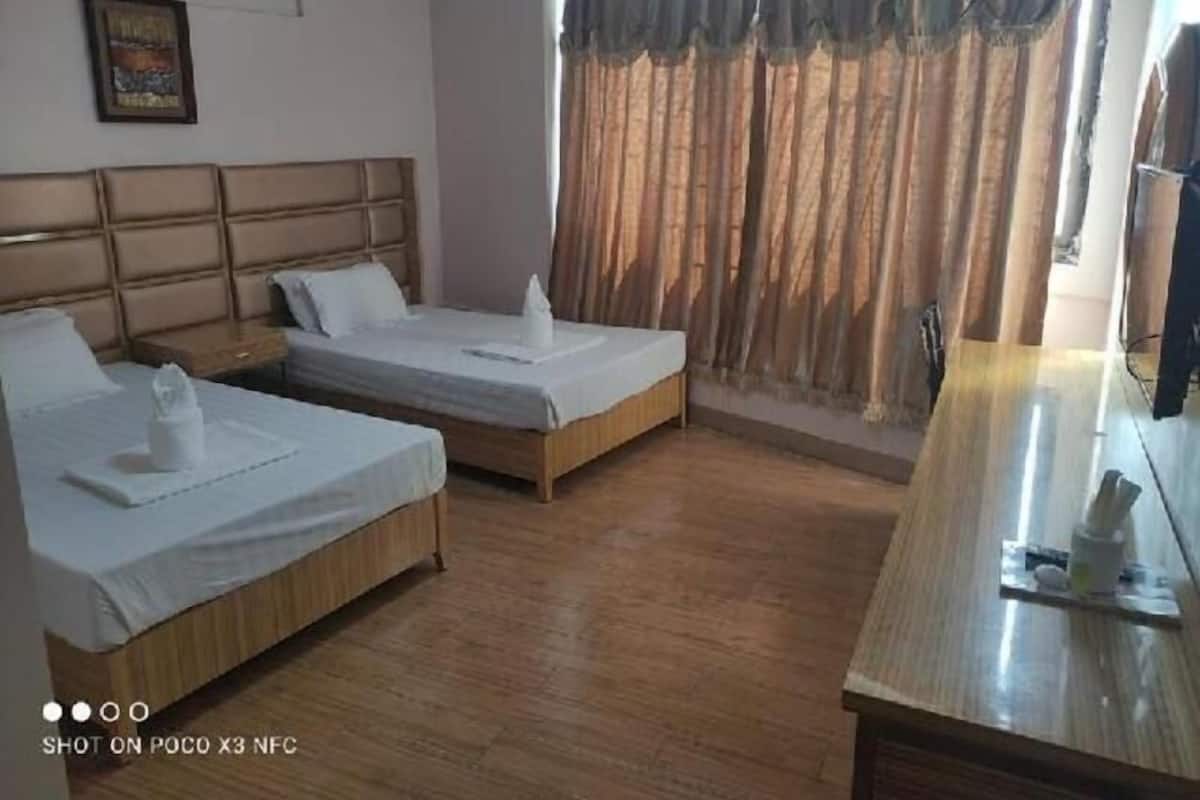 Desk, rollaway beds, bed sheets