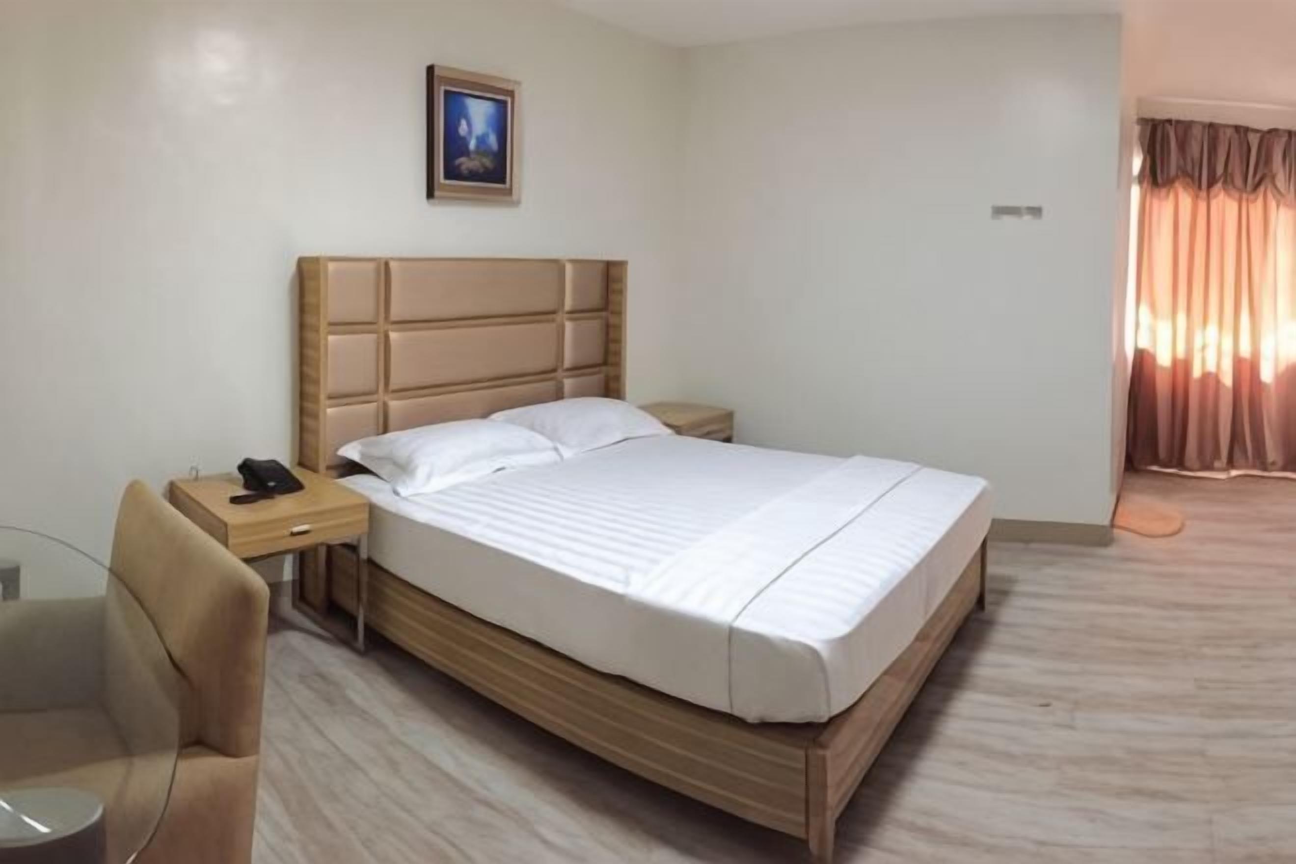 Desk, rollaway beds, bed sheets