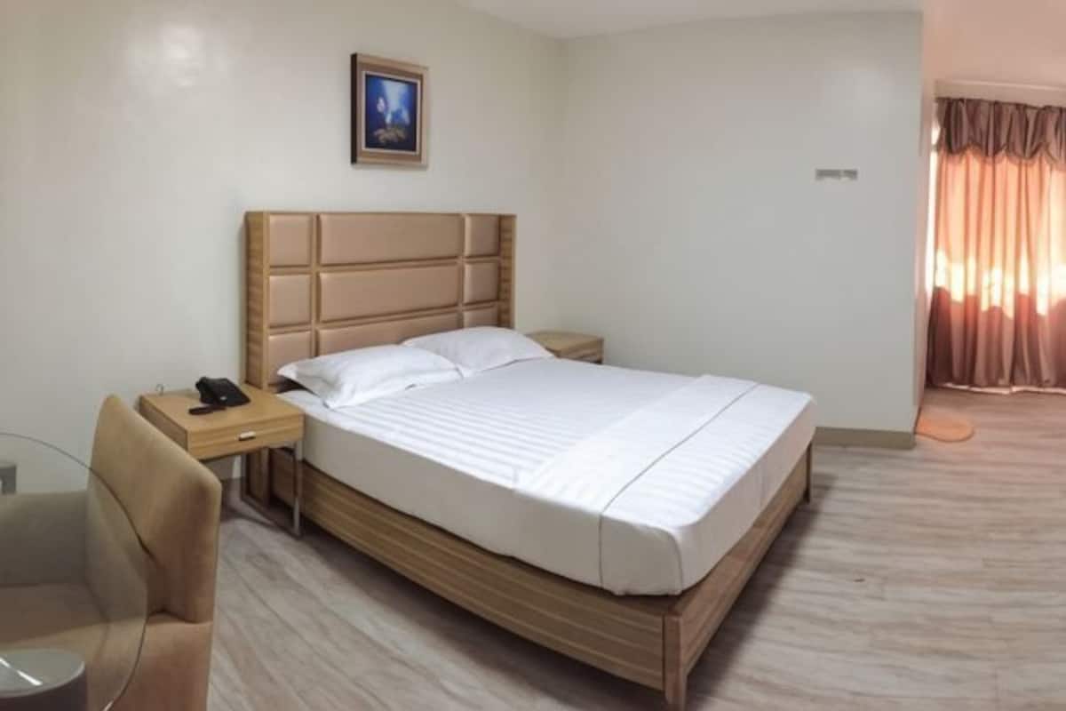 Desk, rollaway beds, bed sheets