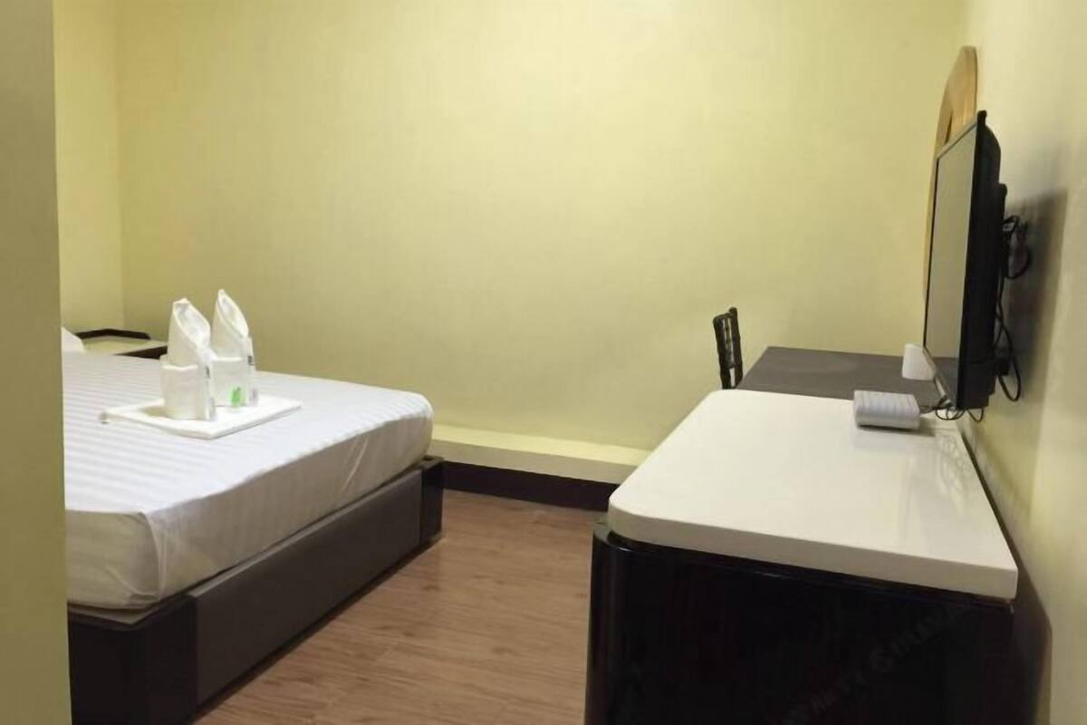 Desk, rollaway beds, bed sheets