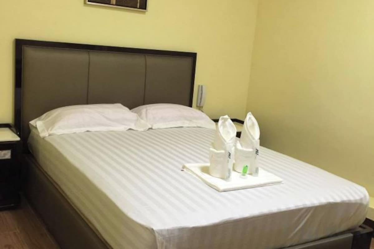 Desk, rollaway beds, bed sheets