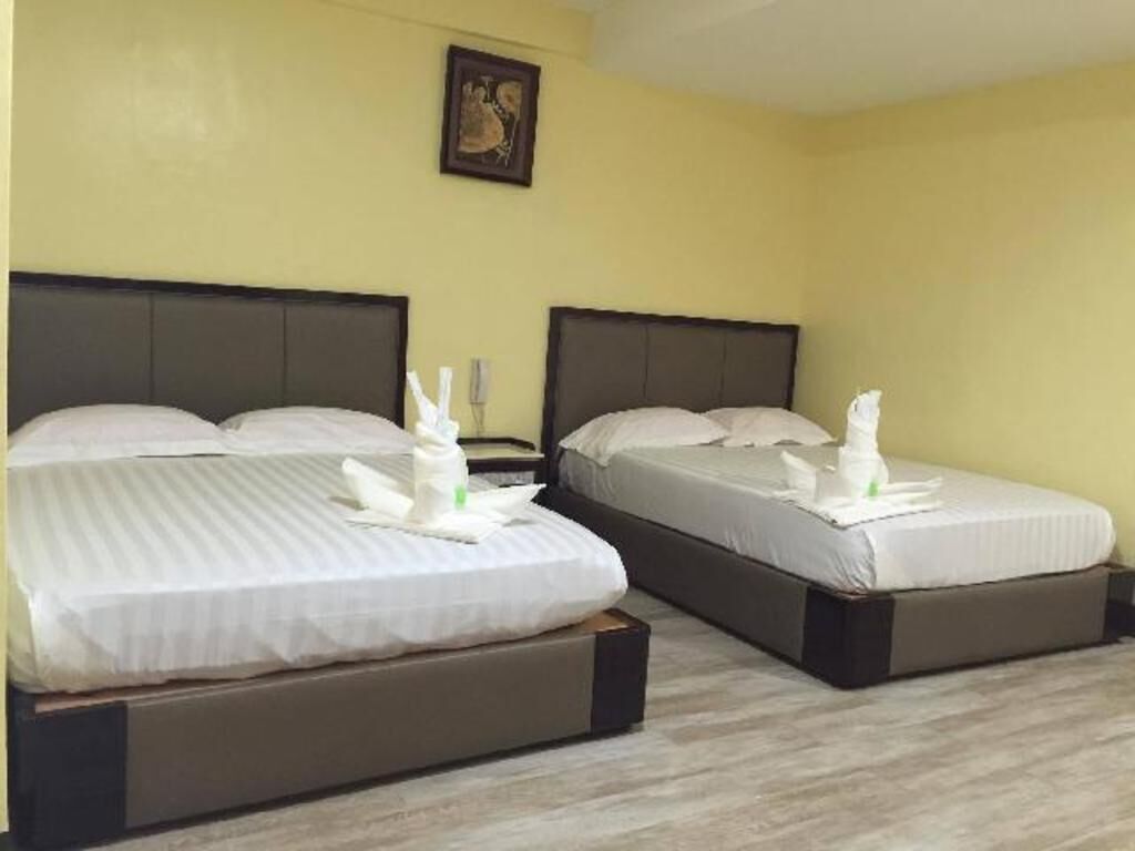 Escritorio, camas extra y ropa de cama 