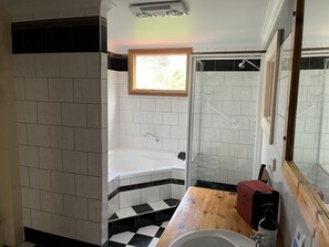 Chaumière romantique, 2 chambres (Managers Cottage) | Salle de bain | Douche, baignoire à remous, articles de toilette (gratuits)