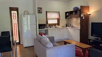 Suite Romantis (Garden Suite) | Dapur pribadi | Lemari es, microwave, kompor, dan mesin pembuat kopi/teh