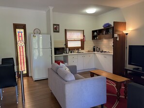 Romantic Suite (Garden Suite) | Private kitchen | Fridge, microwave, stovetop, coffee/tea maker - Strathalbyn Gasworks (Strathalbyn)