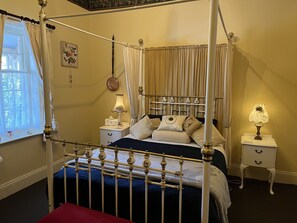 ملاءات من القطن المصري وأغطية فراش متميزة وأسرّة بطبقة علوية مر يحة