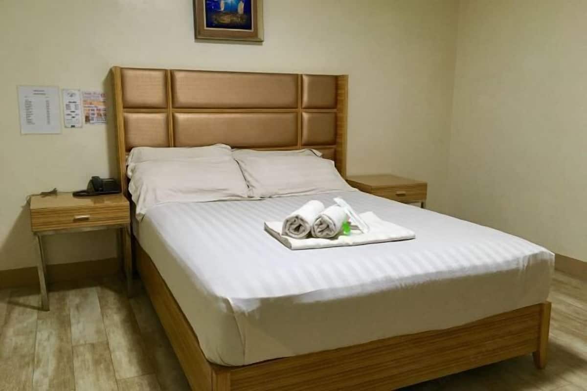 Desk, rollaway beds, bed sheets