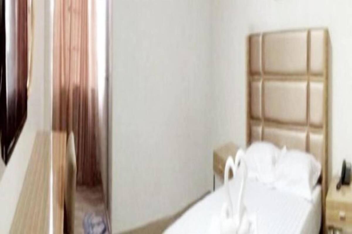 Desk, rollaway beds, bed sheets
