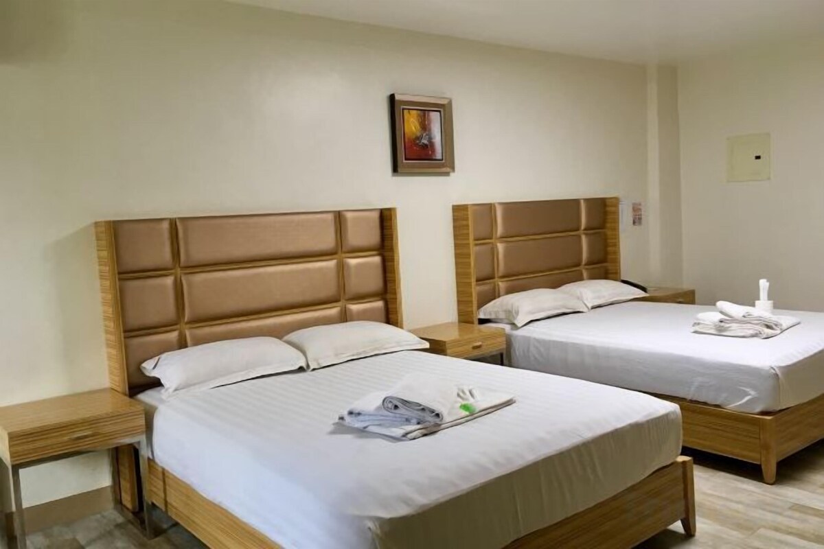 Escrivaninha, camas extras/dobráveis (sobretaxa), roupa de cama
