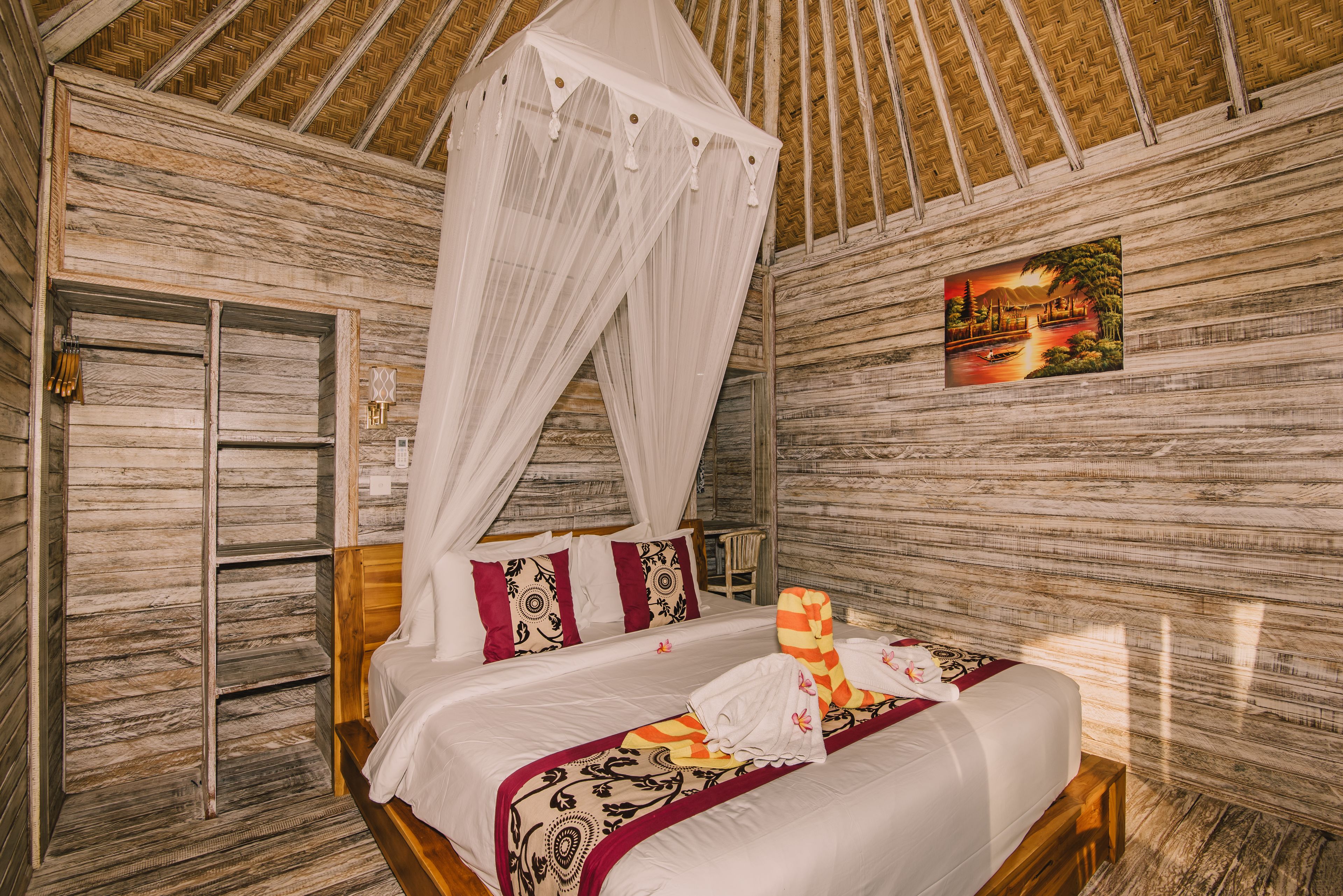 Brankas, meja kerja, tirai kedap cahaya, dan Wi-Fi gratis