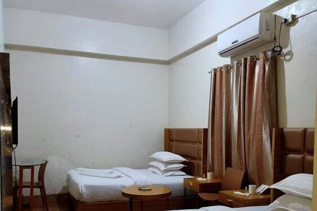 Habitación familiar | Escritorio y ropa de cama