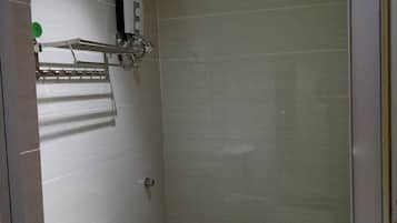 Suihku, ilmaiset hygieniatuotteet, tohvelit, bidee