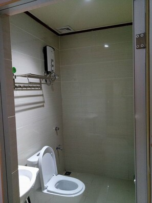 Ducha, artículos de tocador gratuitos, pantuflas, bidet