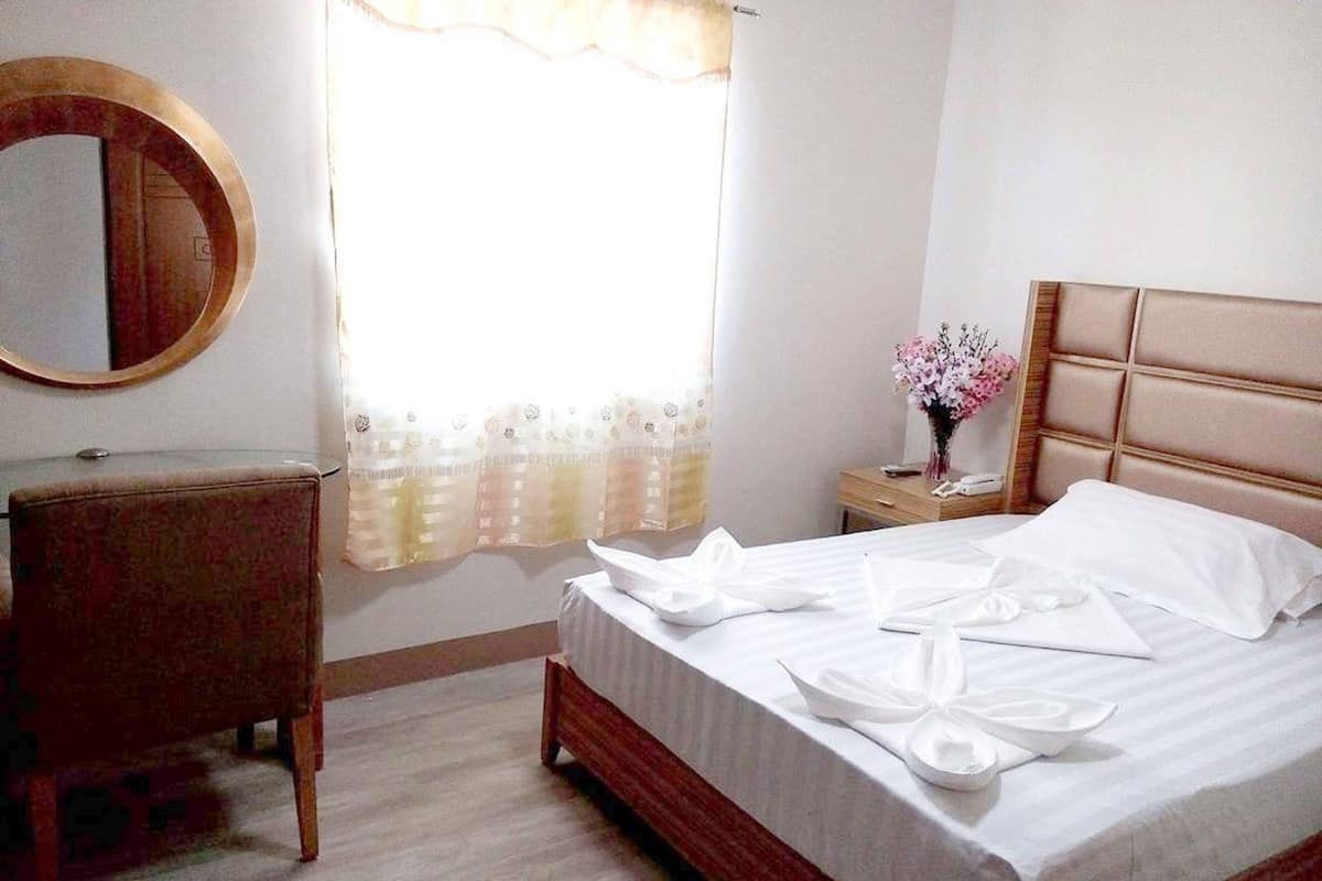 Habitación Deluxe | Escritorio y ropa de cama