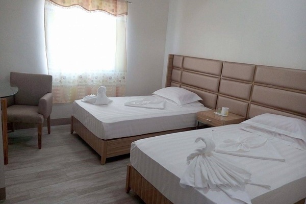 Twin Deluxe Room | Desk, bed sheets